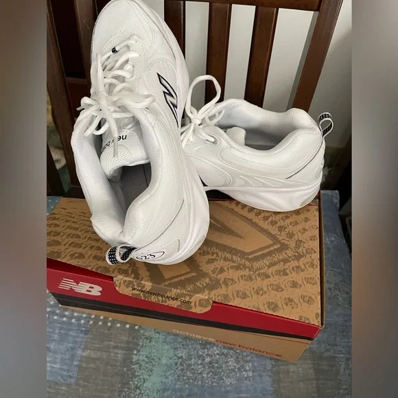 SOLD! Like New Women’s New Balance 623. Size 11 Wide. - Picture 3 of 6